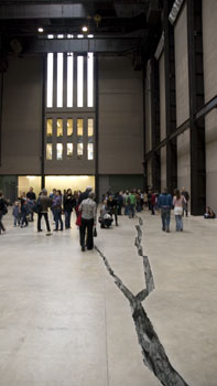 Inštalacija razpoke v Tate Modern.
